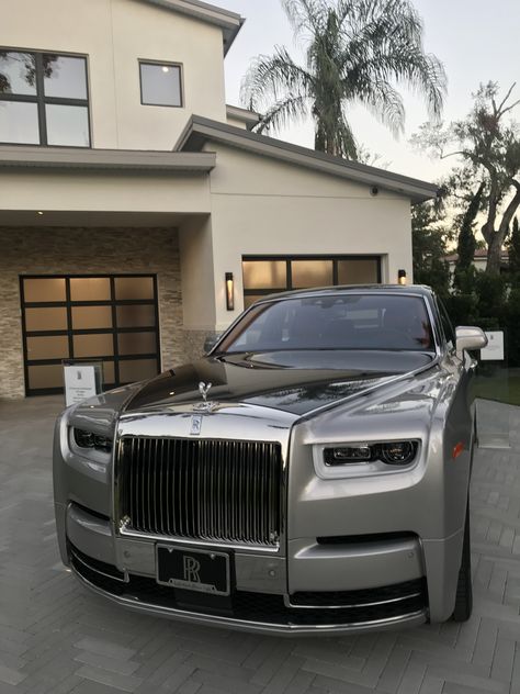 Cars Rolls Royce, 240z Datsun, Phantom Car, Roll Royce, Rolls Royce Models, Rolls Royce Motor Cars, Luxury Cars Rolls Royce, Rolls Royce Cullinan, Rolls Royce Wraith