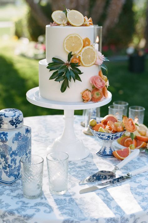 A two-tier cake decorated with citrus fruits and florals. Photo: @joelserrato Tropical Wedding Cake, Backgrounds Photography, Martha Weddings, Citrus Wedding, Wedding In California, Two Tier Cake, Mountain Backdrop, Idea Wedding, Spring Wedding Colors