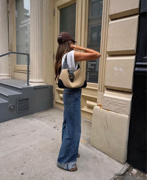 Danielle Bernstein Style, Soho Nyc Aesthetic, Maxi Skirt Spring, Fashion Inspo Instagram, Jumper And Jeans, Jeans And T Shirt Outfit, Trainers Outfit, Mood Aesthetic, Bag Jeans