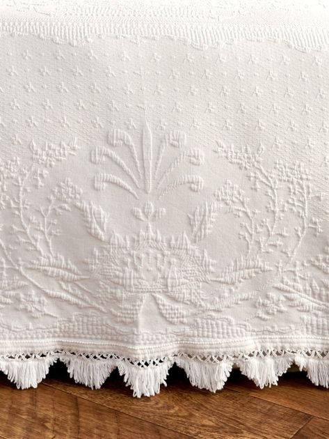 Country Bedspreads, Farmhouse Chic Bedroom, Low Country Homes, Abigail Adams, World Tapestry, White Bedspreads, Romantic Bed, Vintage Bedspread, Bee Creative