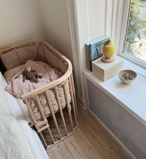 Baby Cosleeping Bed, Bassinet Next To Bed, Basinette In Bedroom, Cosleeper Crib, Basinet Baby, Bedside Crib Co Sleeper, Bedside Bassinet Co Sleeper, Small Baby Bed, Crib Mobile Arm