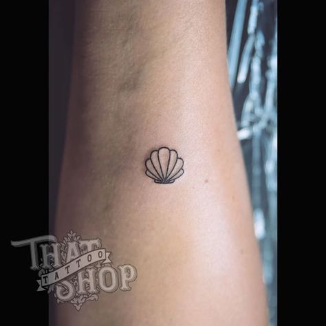 Tiny Sea Shell Tattoo, Small Seashell Tattoo Simple, Seashell Finger Tattoo, Beach Shell Tattoo, Tiny Seashell Tattoo, Simple Shell Tattoo, Simple Seashell Tattoo, Small Seashell Tattoo, Small Shell Tattoo