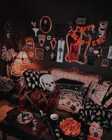 Halloween Forest Aesthetic, Halloween Haunted House Aesthetic, Halloween Aesthetic Haunted House, Halloween At Hogwarts Aesthetic, Halloween Horror Nights Aesthetic, Fall Haunted House Aesthetic, Horror Home Decor, Horror Room, Halloween Tea Party