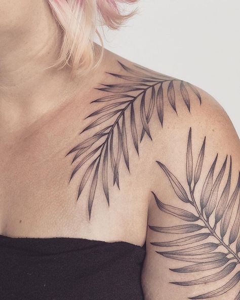 Palm Leaf Tattoo, Tropisches Tattoo, Shoulder Cap Tattoo, Wrap Around Tattoo, Fern Tattoo, Wrap Tattoo, Palm Tattoos, Clever Tattoos, Floral Tattoo Sleeve