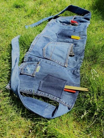 Garden Apron From Old Jeans : 4 Steps (with Pictures) - Instructables Apron From Jeans Recycled Denim, Garden Apron Diy, Denim Apron Diy Recycle Jeans, Apron From Old Jeans, Apron From Jeans, Garden Sewing, Recycled Denim Projects, Repurpose Jeans, Recycling Denim