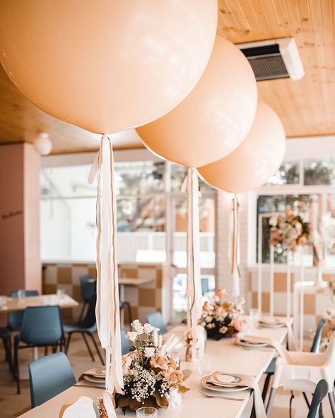 Long Table Balloon Centerpieces, Large Balloon Centerpiece, Balloon Birthday Centerpieces, First Birthday Centerpiece Ideas, Single Balloon Centerpiece, Big Balloon Centerpiece, Balloon Tablescape, Large Balloons With Tassels, First Birthday Table Centerpieces