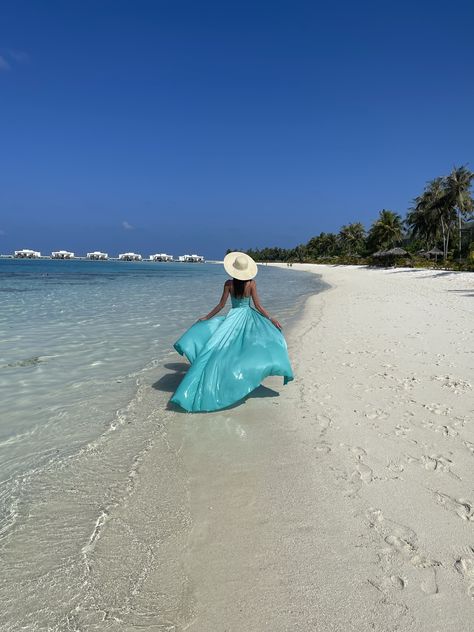 Beach Maxi Dress Photoshoot, White Haired Witch, Honeymoon Dress, Travel Picture Ideas, Island Outfit, Beach Wedding Inspiration, Beach Photography Poses, Photo Poses For Couples, Travel Dress