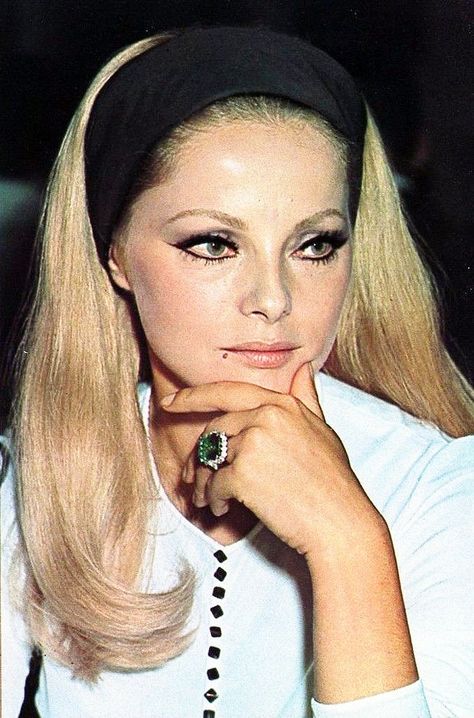 60s Bun, Moda Disco, Paris Shoot, Klasik Hollywood, Virna Lisi, 60s Makeup, Italian Hair, 1960s Hair, 70s Makeup