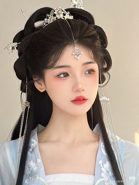 Historical Chinese Hairstyles, Ancient China Hairstyles, Ancient Chinese Makeup, Chinese Hairstyle Traditional, Lore Building, Chinese Traditional Makeup, Traditional Chinese Hair, Hanfu Makeup, Chinese Traditional Hairstyles