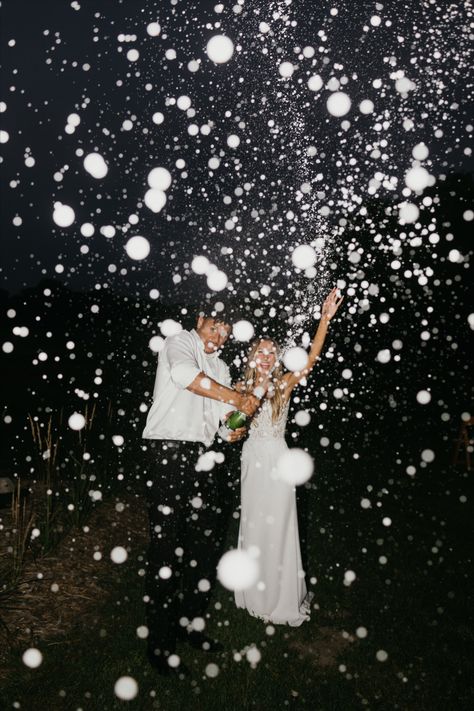 couple popping champagne at their wedding, nighttime photos Nightime Wedding, Champagne Spray, Night Time Wedding, Big Sur Wedding, Earthy Wedding, Nye Wedding, Flash Photo, Engagement Pictures Poses, Wedding Couple Photos