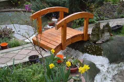 Wooden Bridge Garden, Garden Bridge Design, Pond Bridge, Koi Fish Pond, Ideas Para Organizar, Wooden Bridge, Bridge Design, Garden Oasis, Wood Pallet Projects