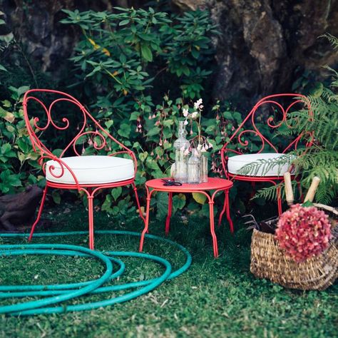 Perfect "Pink Praline" shown here on Fermob 1900 Cabriolet Armchair - Off White Cushions | Garden Furniture | Jardin NZ Explore the options including all 24 colours online or visit our Auckland Showroom #fermobnz #jardinnz #outdoorfurniturenz Garden Chairs Outdoor, Bistro Chairs Outdoor, Metal Bistro Chairs, Round Folding Table, Chairs Outdoor, Low Chair, Chaise Metal, Sofa Lounge, Low Table