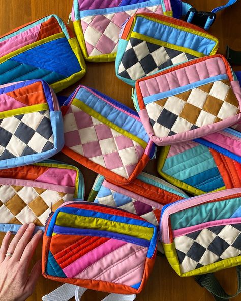 New Song Quilting Co. Colorful Sewing Projects, Sewn Wedding Gifts, Recycled Sewing Projects, Diy Quilted Bag, Quilting Accessories, Textile Gifts, Sewn Gifts, Quilted Pouch, Quilt Bag