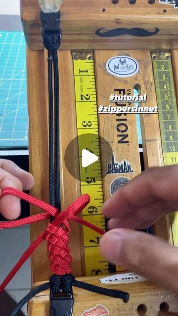 Paracord Get Back Whip Diy, Parachute Cord Crafts Tutorials, Paracord Keychain Diy Tutorials, Quick Release Knot, Paracord Wrap Handle, Knot Ideas, Parachute Cord Crafts, Lanyard Tutorial, Paracord Jig