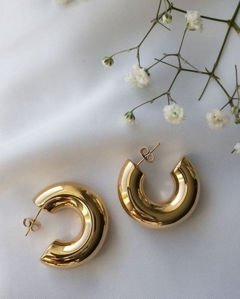 Trending Hoop Earrings, Jewelry Pictures Ideas, Earings Aesthetics, Product Photography Ideas Jewelry, Jewelery Shoot, Jewelry Inspo Gold, Earing Inspiration, Pictures Of Jewelry, Earrings Pictures