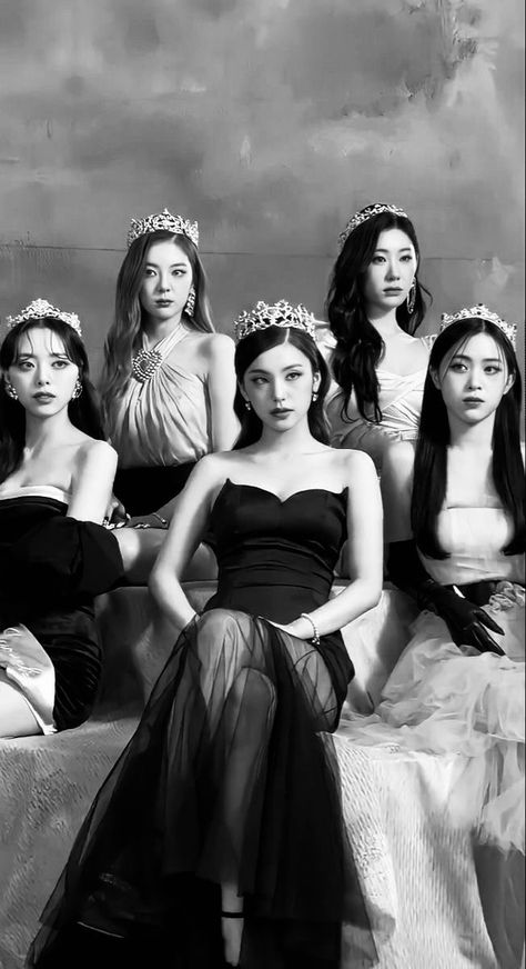 Itzy Checkmate, Group Picture Poses, Fandom Kpop, Black Angels, Kpop Posters, Cute Poster, Black And White Aesthetic, Studio Shoot, Night Aesthetic