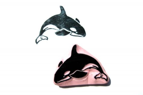 Orca carved stamp Eraser Carving, Diy Stamps, Appliqué Ideas, Lino Cuts, Hand Carved Rubber, Stamp Diy, Orca Whale, Lino Art, Stamp Carving