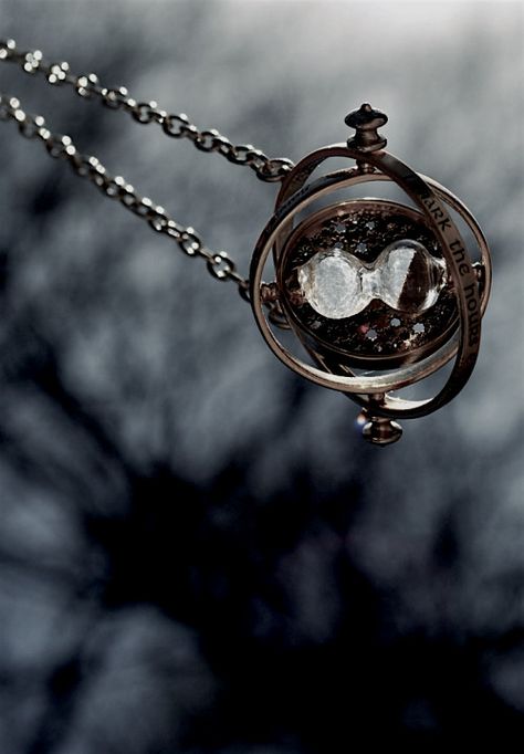 Time Turner Necklace, Time Turner, Ravenclaw Aesthetic, Buku Harry Potter, Images Harry Potter, Lily Evans, Harry Potter Love, Harry Potter Aesthetic, Wizarding World Of Harry Potter