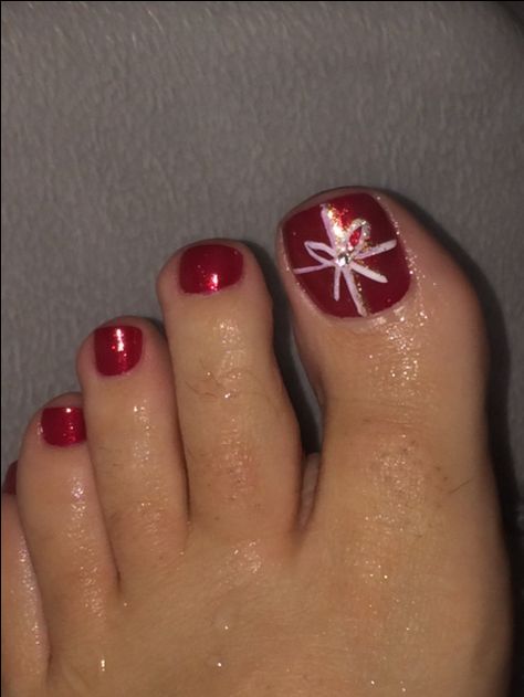 Christmas package toe nail design. Nail Art Noel, Christmas Package, Holiday Nails Christmas, Pretty Toe Nails, Pedicure Designs, Christmas Nail Art Designs, Nails Christmas, Nails Polish, Winter Nail Art