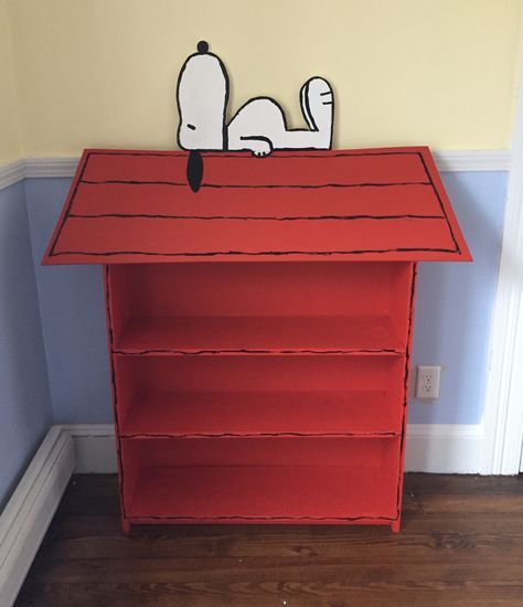 Nice bookcase Snoopy Doghouse Diy, Charlie Brown Nursery Theme, Snoopy House Diy, Peanuts Nursery Theme, Snoopy Themed Nursery, Snoopy Bedroom Ideas, Charlie Brown Nursery, Snoopy Crafts Diy, Peanuts Classroom Decor