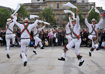 English Folk Dance - Morris Dance Morris Dancers Costumes, Witch Poses, Morris Dancers, Pentecost Sunday, English Clothes, Morris Dancing, Little Britain, Village People, Trafalgar Square