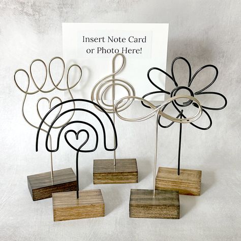 Wire art that can be displayed as is or add a special photo, note card, recipe or letter. Place on a shelf, table, mantle or window ledge to bring a smile to every day. Give as a unique gift for parents, couple, friends, Mom or anyone special for an anniversary, birthday, holiday or just because! ****If selecting a set of 5, please leave a note to seller at check out with which designs and how many you would like. (Example: 2 paw prints, 1 rainbow, 1 flower) No more than 5 signs per set. Message Thick Wire Crafts, Aluminum Wire Art, Family Wire Art, Wire Art Diy, Wire Crafts Easy, Diy Photo Holder Wire, Diy Wire Name Bookmark, Wire Photo Holder, Wire Words Wall Art