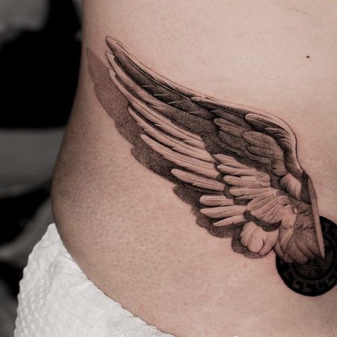 Plume Tattoo, Hermes Tattoo, Photographer Tattoo, Alas Tattoo, Wing Tattoo Men, Wing Tattoo Designs, Men Tattoos Arm Sleeve, Angel Wings Tattoo, Amazing Tattoos