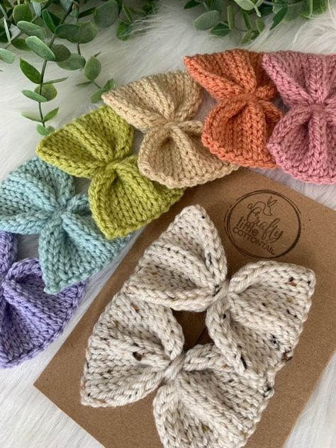 Crochet Hair Bows, Knitted Bow, Glove Pattern, Crochet Hair Clips, Crochet Gloves Pattern, Knitted Wire, Knitting Machine Patterns, Knit Ideas, Crochet Bows