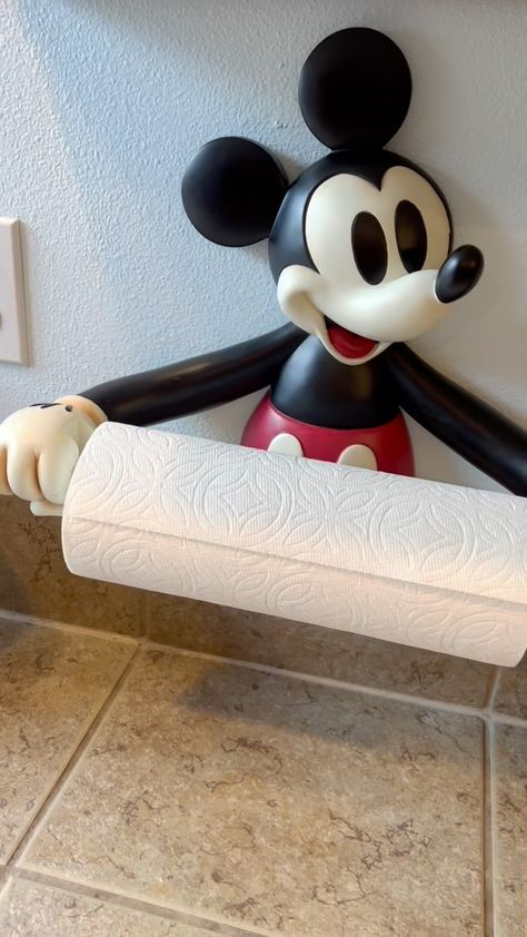 Diy Disney Crafts For Adults, Mickey Mouse Kitchen Ideas, Disney Kitchen Ideas, Mickey Kitchen Decor, Mickey Mouse Christmas Cards, Orlando Airbnb, Nicky Mouse, Mickey Mouse Decor, Mickey Bathroom