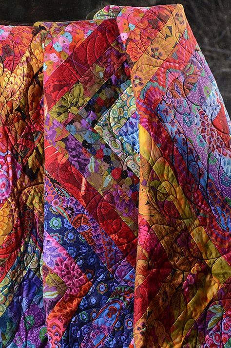 Simple but absolutely beautiful! Patchwork, Tela, Bohemian Style Quilts, Bohemian Quilt, Colorful Quilt, Kaffe Fassett Quilts, Quilt Modernen, Kaffe Fassett Fabric, Bed Quilt