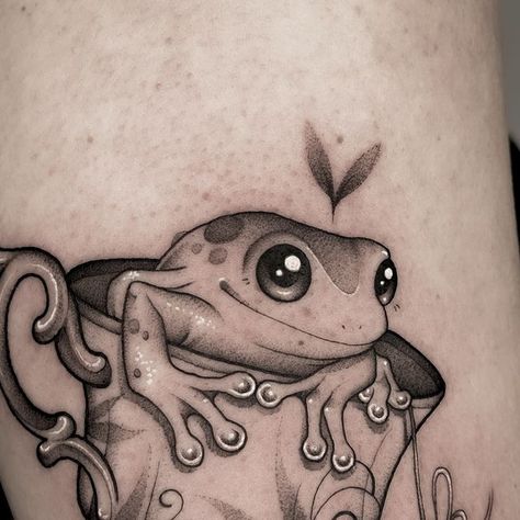 ‎Alyssa Jade ⭑ .ᐟ ᡣ𐭩‎ on Instagram: "Ok gurrrl what’s the teaaaa ☕️💁🏻‍♀️🐸 I LOVE FROGGIES I wanna do more plz!!! My bookings are open NOW!!! <3  #tattoo #tattooapprentice #tattoodesign #tattooinspo #tattooart #tattooartist #wollongongtattoo #sydneytattoo #australiatattoo #tattoogirl #wjxcartridges #emallacartridges #bishoprotary #hustlebutter #metrixneedles #frogtattoo   DONE WITH  @metrixtattoo  @wjxcartridge  @emalla_australia  @emalla.official  @hustlebutterdeluxe  @eztattooing  @bishoprotary" Frog On Branch Tattoo, Rollie Pollie Tattoo, Tiny Frog Tattoo, Rolly Polly Tattoo, Frog Flash Tattoo, Cute Frog Tattoo, Frog Tattoo Ideas, Tree Frog Tattoos, Australia Tattoo