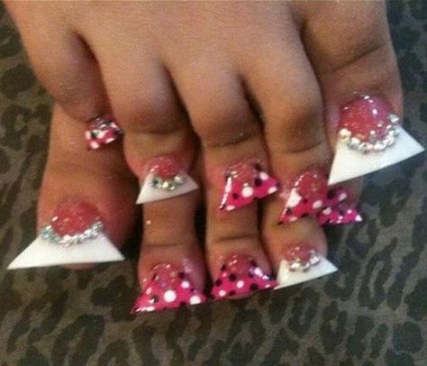 Why would someone ever do this ?!! Ratchet Nails, Easy Nail Polish, Nail Memes, Toenail Designs Summer, Bad Nails, Crazy Nail Designs, Crazy Nail Art, Plain Nails, Acrylic Toe Nails