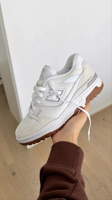 New Balance 550 White Gum, New Balance Chunky Sneakers, White Snickers Shoes, Nb 550 Outfit Girl, White Chunky Sneakers Outfit, White Tennis Shoe, Nb 550, Chunky Sneakers Outfit, Snicker Shoes