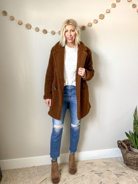 Cropped Pants Booties, How To Wear Cropped Pants In Winter, How To Wear Cropped Jeans In The Winter, Cropped Pants With Ankle Boots, How To Wear Ankle Pants In Winter, Boot Socks How To Wear, Wedge Ankle Boots Outfit, Crop Pants With Ankle Boots, Cropped Jeans With Boots