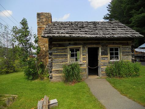 One room schoolhouse at the Pioneer Homestead at Exibition Coal Mine, Beckley, WV Cabin Exteriors, Old Log Cabin, Small Cabins, Old Cabins, Cabin Rustic, Log Cabin Ideas, Log Cabin Rustic, Small Log Cabin, Log Cabin Kits