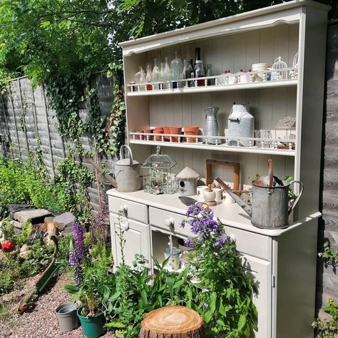 Potting Bench Upcycled, Garden Cupboard Outdoor, Dresser Potting Bench, Diy Garden Decor Easy, Tub Garden Ideas, Hot Tub Garden Ideas, Quirky Garden Ideas, Garden Cupboard, Easy Garden Projects