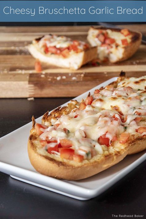 Looking for an easy appetizer for a summer barbecue or picnic? Try this delicious cheesy bruschetta garlic bread loaded with summer tomatoes. Garlic Bread Topping, Cheesy Bruschetta Recipe, Quick Munchies, Brushetta Recipes, Bruschetta Bread, Bruschetta Recipes, Recipe Appetizers, Savory Breads, Cheese Bread Recipe