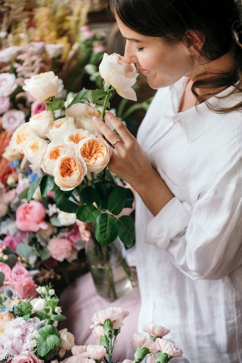 Woman smelling a bouquet of Romantic Vuvuzela Roses. | premium image by rawpixel.com / Jira Photo Of Woman, Smelling Flowers, Rose Arrangements, Watercolor Artists, Branding Photoshoot, Photos Of Women, Flower Farm, Flower Lover, Female Images