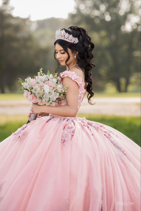 Quince Pics, Quince Picture Ideas, Quinceanera Court, Pink Quinceanera Dress, Quinceañera Photoshoot Ideas, Quince Photoshoot Ideas, Quince Pictures, Quinceanera Pictures, Xv Dresses