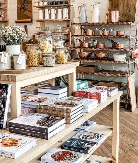 Coffee Shop Retail Items, Kitchen Retail Display, Retail Seating Area, Mercantile Store Ideas Vintage, Mercantile Store Ideas, General Store Design, Kitchen Supply Store, Market Store, Retail Store Display