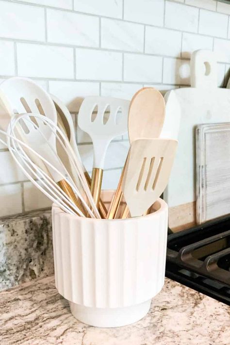 Durable and aesthetic kitchen utensils?! Count me in!! White Kitchen Utensils, Apartment Hacks Organizing, Sophia Lee, Cool Dorm Rooms, Utensil Storage, Aesthetic Kitchen, Dollar Store Organizing, Kitchen Utensil Holder, Apartment Aesthetic