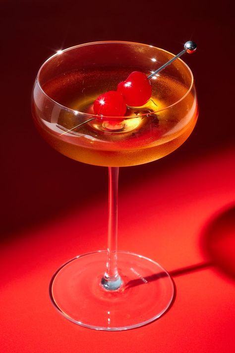 True Manhattan Manhattan Drink, Manhattan Recipe, Lychee Martini, Pickup Line, Vintage Cocktails, Manhattan Cocktail, Cherry Cocktail, Red Cocktails, Cocktail Photography