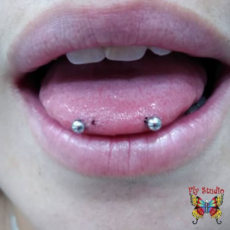 Piercing Lengua Horizontal, Tip Of The Tounge Piercing, Split Tounge With Piercings, Snake Eye And Regular Tongue Piercing, Surface Tongue Piercing Jewelry, Piercings, Nose Ring, Tattoos