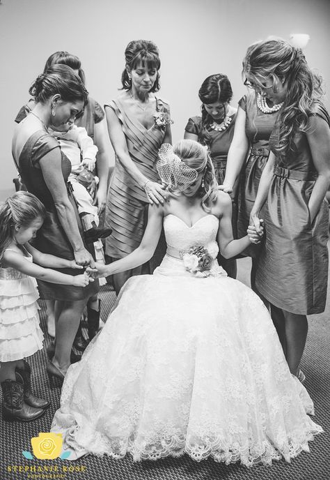 Sweet moments before the wedding ceremony! Wedding Photography Poses, Wedding Cake Designs, Wedding Poses, Veil Long, Bridesmaid Pictures, Bridesmaids Photos, Wedding Shots, Wedding Pics, Trendy Wedding