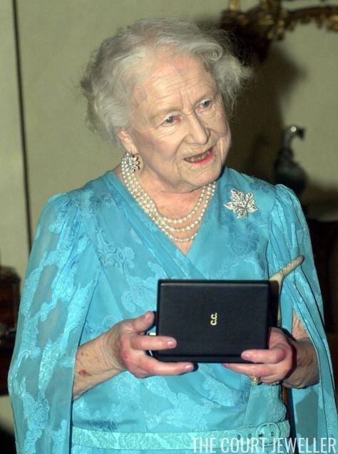 The Queen Mum wore the brooch for the rest of her very long life -- literally. Above, she wears the brooch in October 2000, a few months after her 100th birthday, to receive the insignia of the Order of Canada. Mother Style, Elizabeth Queen, Queen Mom, Royal Family Trees, Queen Ii, Queen Mum, Princess Elizabeth, Duchess Of York, Royal Queen