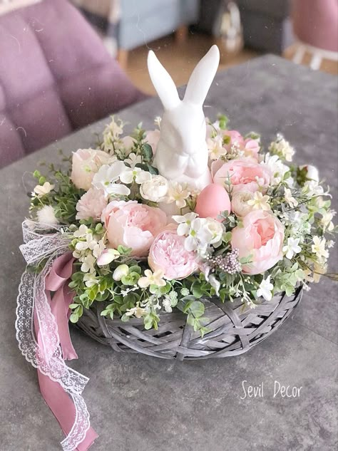 Easter Floral Decorations, Easter Floral Arrangement, Easter Flower Arrangements, Easter Bunny Cookies, Easter Arrangement, Easter Bunny Cake, Easter Spring Wreath, Tafel Decor, Easter Craft Decorations