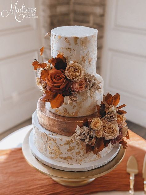 Romantic Fall Wedding Cake, Terracota Cake Wedding, Wedding Cake Autumn Flowers, Sunflower Theme Wedding Cake, Orange Wedding Pallet, Sunset Terracotta Wedding Cake, Rust Color Wedding Cake, Simple But Elegant Wedding Cakes, Burnt Orange Wedding Cake Ideas