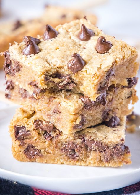 These Peanut Butter Chocolate Chip Bars combines creamy peanut butter with sweet chocolate in every chewy bite. Perfect for satisfying your cravings or sharing with loved ones, these bars are easy to make and absolutely delicious. Caramel Chocolate Chip Cookie Bars, Caramel Chocolate Chip Cookie, Caramel Chocolate Chip Cookies, Chocolate Chip Blondies, Chocolate Chip Bars, Caramel Bits, Country Cook, Chocolate Chip Cookie Bars, The Country Cook