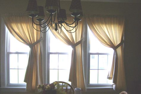 Amish Inspired Dining Room Curtains | Mom's Secret Recipe Colonial Style Dining Room, Plain White Curtains, Colonial Dining Room, Colonial Decorating, Style Dining Room, Dining Room Curtains, Window Casing, Colonial Decor, Room Curtains