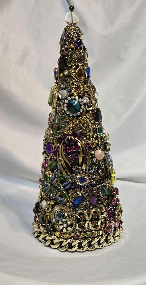 Multicolor Jewelry Tree - Etsy Jewelry Tree Craft, Jewelry Tree Diy, Brooches Jewelry, Costume Jewelry Crafts, Jeweled Christmas Trees, Upcycled Vintage Jewelry, Vintage Jewelry Ideas, Jeweled Christmas, Vintage Silver Jewelry